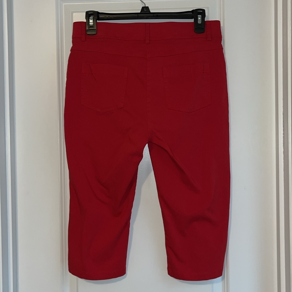 ⚡️ 3 for $30 ⚡️ 89th & Madison Red Capri Pants - Picture 5 of 9